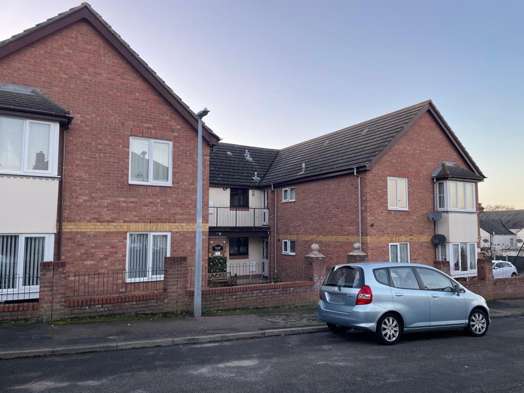 Lot: 99 - VACANT GROUND FLOOR ONE-BEDROOM FLAT IN ESSEX COASTAL TOWN - General view of the block